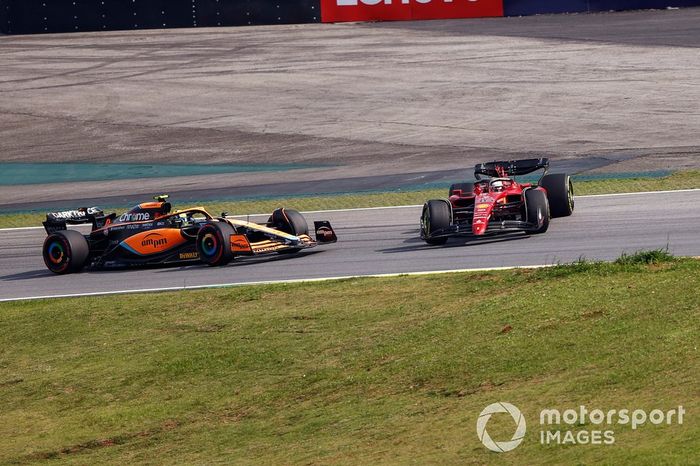 Choque entre Lando Norris, McLaren MCL36, y Charles Leclerc, Ferrari F1-75, resulta en un trompo