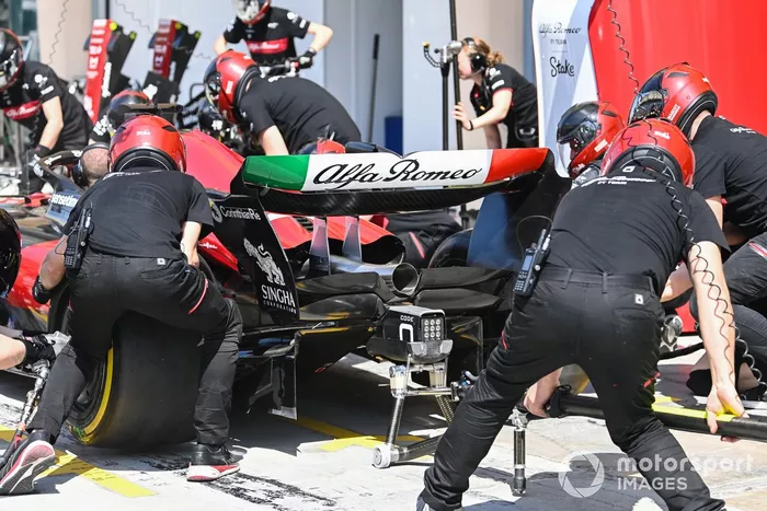 Alfa Romeo practica una parada en boxes