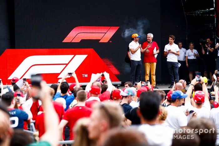Carlos Sainz Jr, McLaren y Lando Norris, McLaren en el escenario en la zona de fans