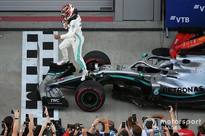 Ganador de la carrera Lewis Hamilton, Mercedes AMG F1 W10, celebra en Parc Ferme