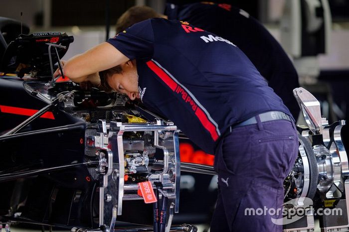 Miembro del equipo Red Bull Racing trabajando en el Red Bull Racing RB15