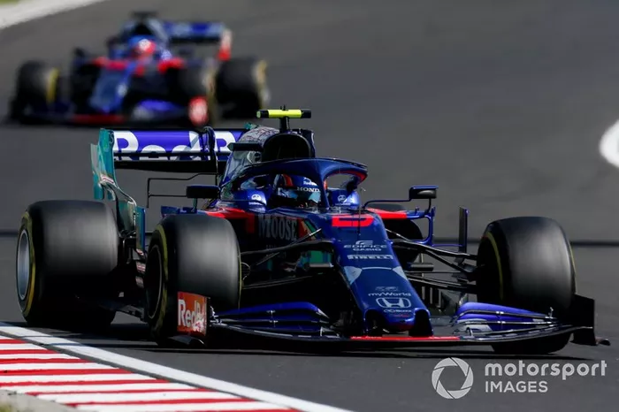 Alexander Albon, Toro Rosso STR14, precede Daniil Kvyat, Toro Rosso STR14