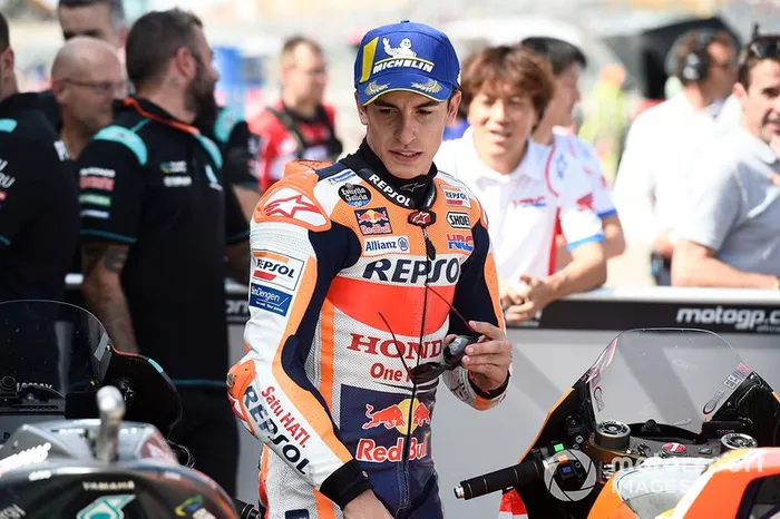 Marc Márquez, Repsol Honda Team mira la moto de Fabio Quartararo, Petronas Yamaha SRT