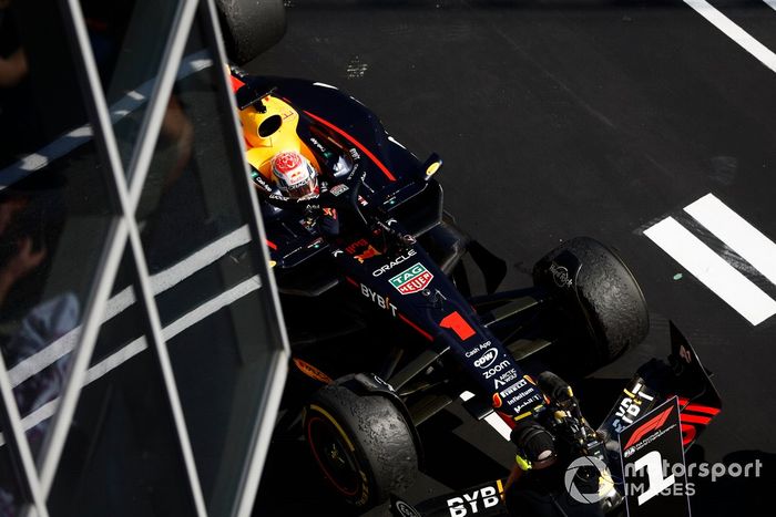 Max Verstappen, Red Bull Racing RB19, 1ª posición, llega al Parc Ferme