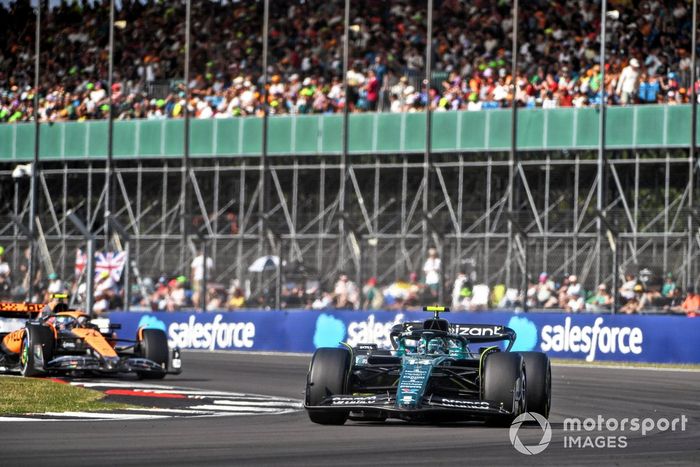 Fernando Alonso, Aston Martin AMR23, Lando Norris, McLaren MCL60