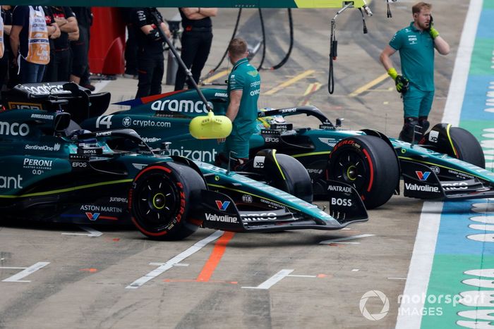 Lance Stroll, Aston Martin AMR23, Fernando Alonso, Aston Martin AMR23, fuera del garaje