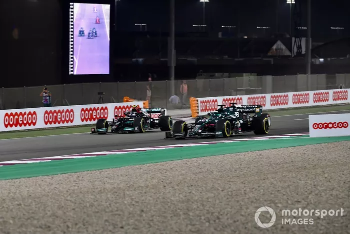 Lance Stroll, Aston Martin AMR21, Valtteri Bottas, Mercedes W12, y Yuki Tsunoda, AlphaTauri AT02
