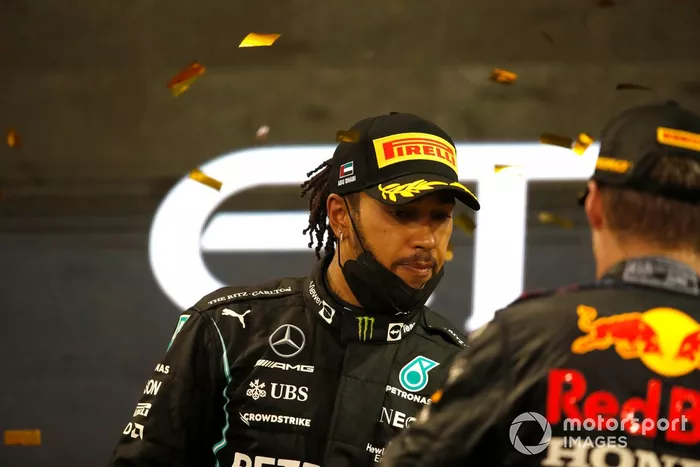 Podio: segundo lugar Lewis Hamilton, Mercedes, ganador y campeón Max Verstappen, Red Bull Racing se felicitan mutuamente