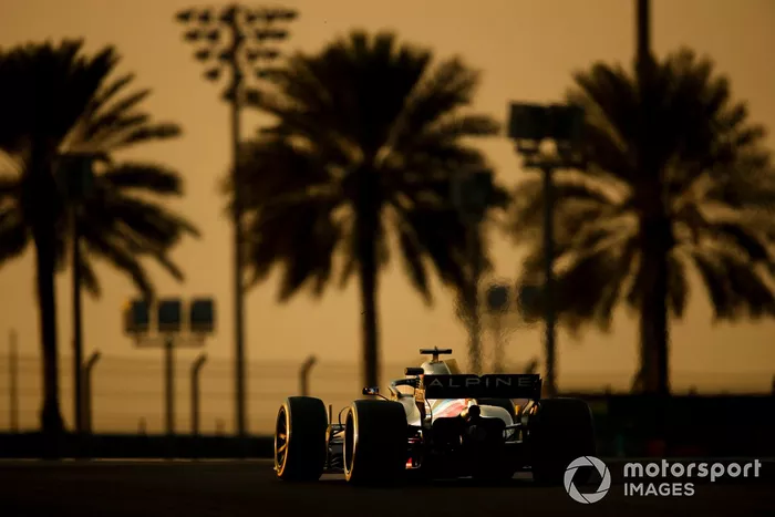Fernando Alonso, Alpine/Renault RS18 adaptado (muleto) con los Pirelli de 18 pulgadas 