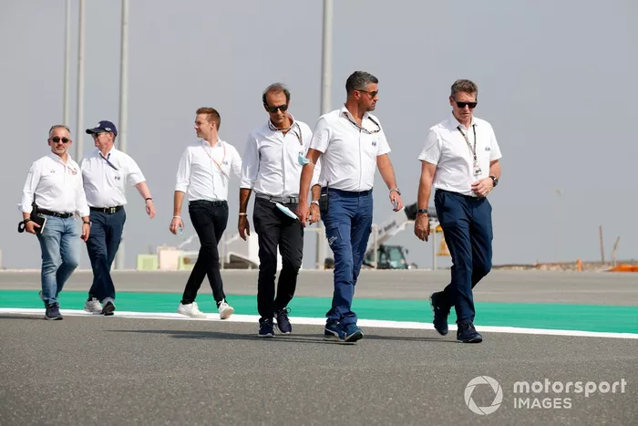 Michael Masi, director de carrera, recorre el circuito de Losail