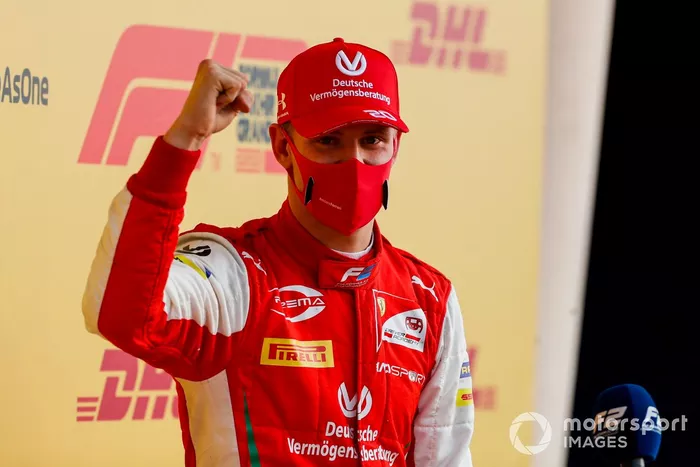 El campeón de F2 Mick Schumacher, Prema Racing celebra en Parc Ferme 