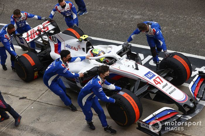 Mecánicos con Mick Schumacher, Haas VF-21,