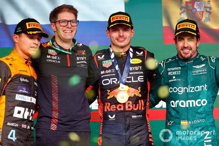 Lando Norris, McLaren, 2ª posición, el delegado del trofeo Red Bull, Max Verstappen, Red Bull Racing, 1ª posición, y Fernando Alonso, Aston Martin F1 Team, 3ª posición, en el podio.