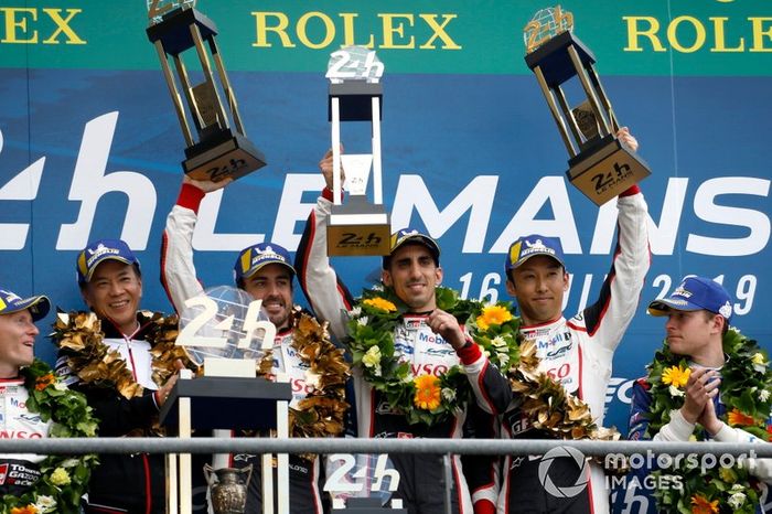 Podio: #8 Toyota Gazoo Racing Toyota TS050: Sébastien Buemi, Kazuki Nakajima, Fernando Alonso