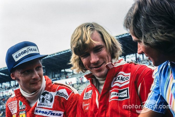 Niki Lauda and James Hunt talk to Barry Sheene
