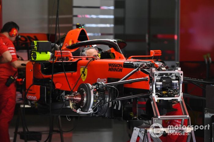Mecánicos trabajando en el Ferrari SF90 