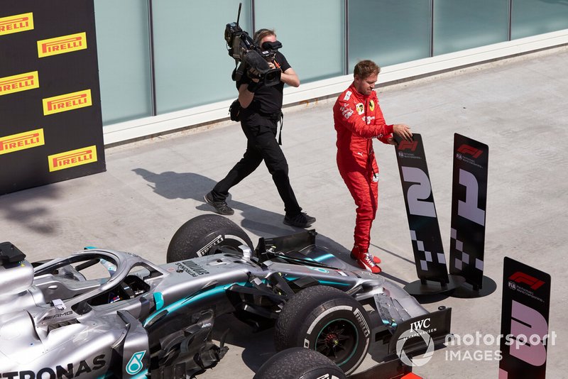 Sebastian Vettel, Ferrari, 2ª posición, cambia los tableros de posición en protesta por una sanción que le costó la victoria.