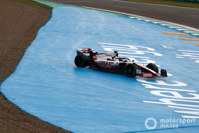 Kevin Magnussen, Haas VF-22, se recupera tras un trompo