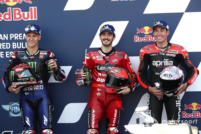 Los 3 primeros de la clasificación: segundo Fabio Quartararo, Yamaha Factory Racing, ganador de la pole Francesco Bagnaia, Ducati Team, tercero Aleix Espargaró, Aprilia Racing Team