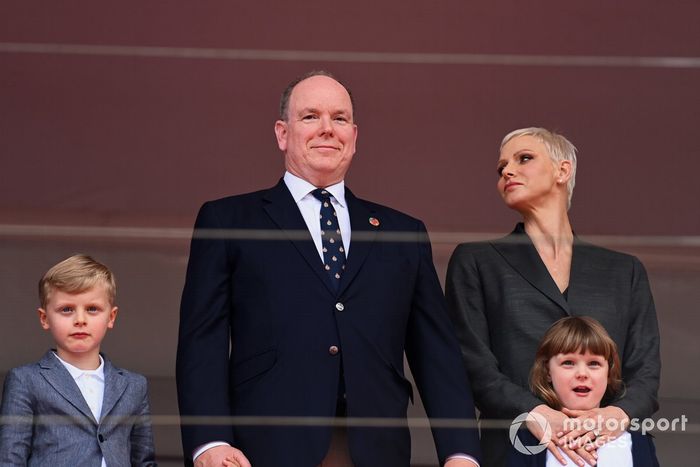 El Príncipe Alberto II y la Princesa Charlene de Mónaco en el podio