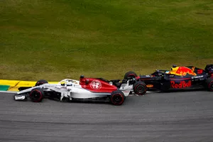 Daniel Ricciardo, Red Bull Racing RB14 en Marcus Ericsson, Sauber C37 