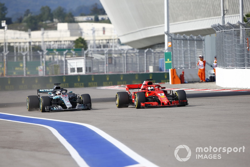 Sebastian Vettel, Ferrari SF71H, pasa a Lewis Hamilton, Mercedes AMG F1 W09