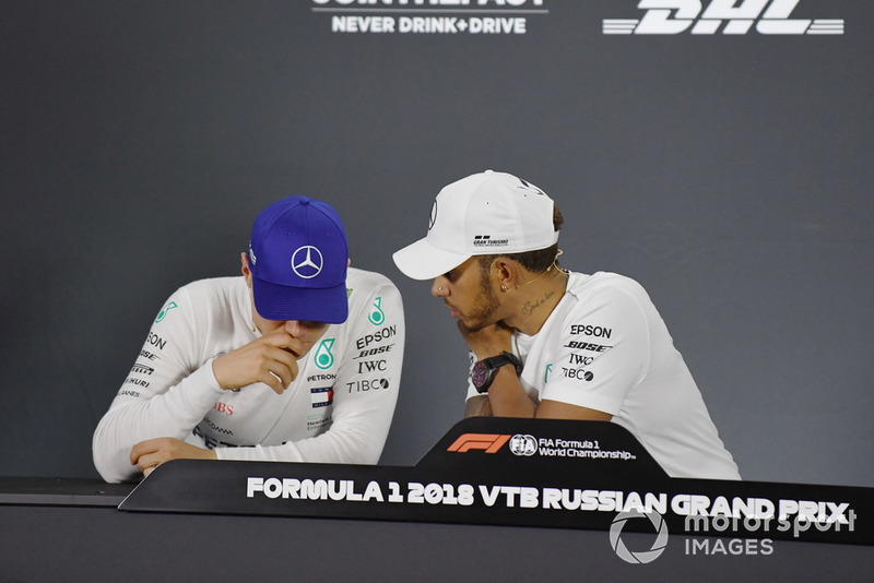 Valtteri Bottas, Mercedes AMG F1 e Lewis Hamilton, Mercedes AMG F1, nella conferenza stampa