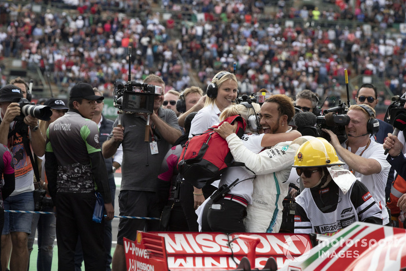 Lewis Hamilton, Mercedes AMG F1 y Angela Cullen, su fisio