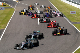 Lewis Hamilton, Mercedes-AMG F1 W09 aan de leiding bij de start