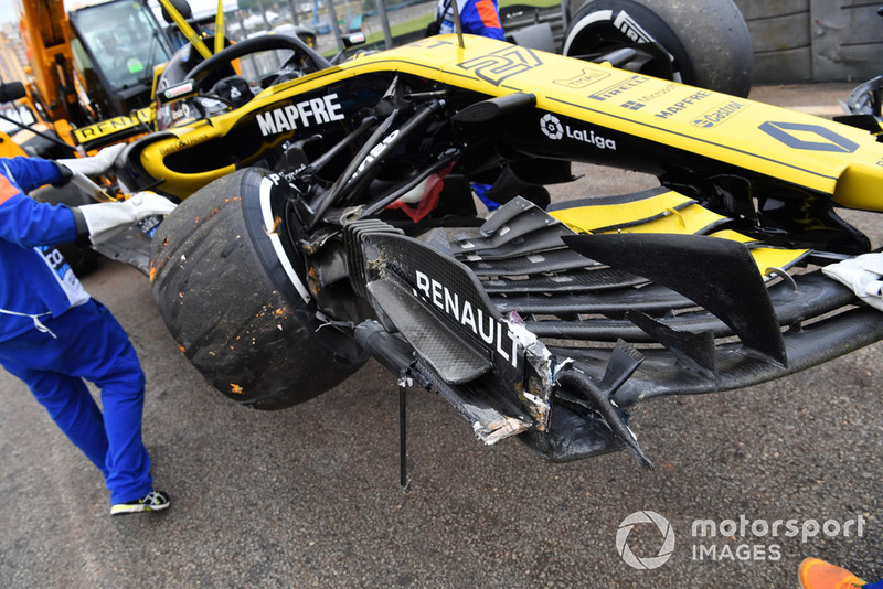 La monoposto di Nico Hulkenberg, Renault Sport F1 Team R.S. 18 viene recuperata dopo l'incidente nelle FP2
