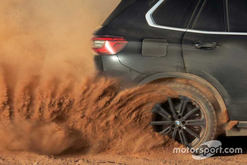 BMW X5 sur le circuit de Monza recréé dans le désert