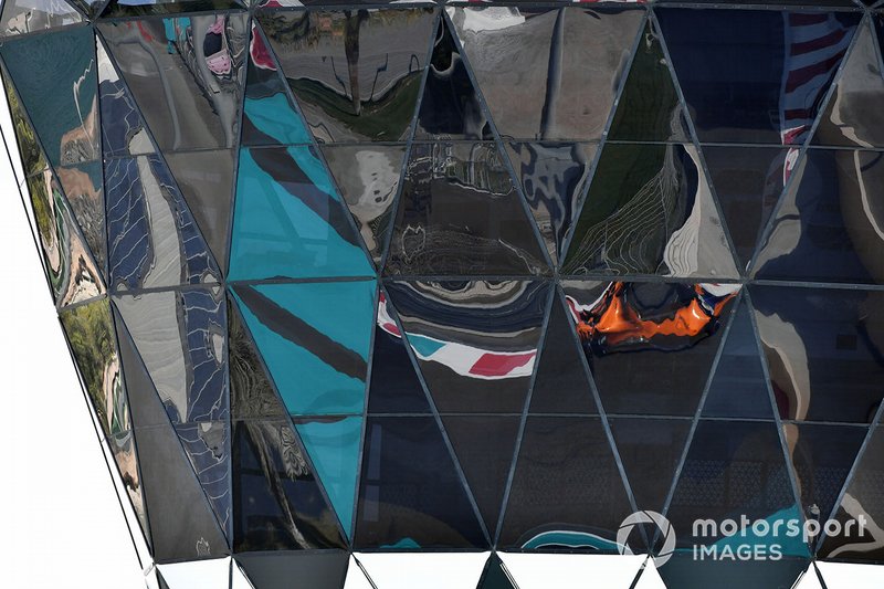 El reflejo de Carlos Sainz Jr., McLaren MCL33