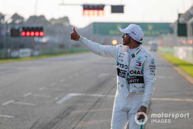 I festeggiamenti del poleman Lewis Hamilton, Mercedes AMG F1 nel Parco chiuso
