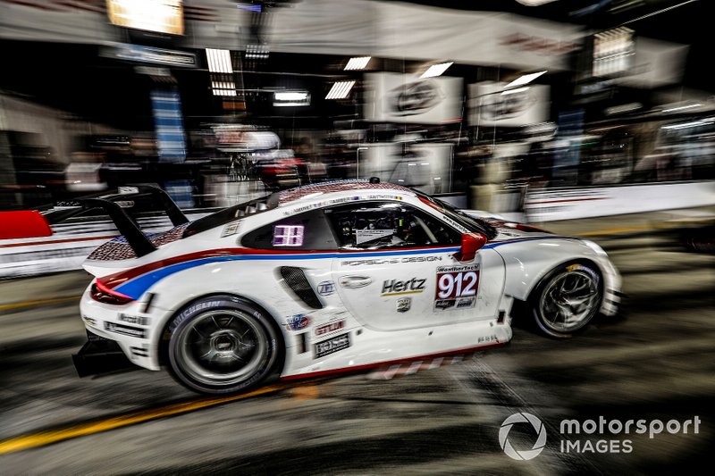 #912 Porsche GT Team Porsche 911 RSR, GTLM: Mathieu Jaminet, Earl Bamber, Laurens Vanthoor, pit stop