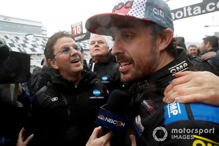 Fernando Alonso es felicitado tras su victoria en Daytona