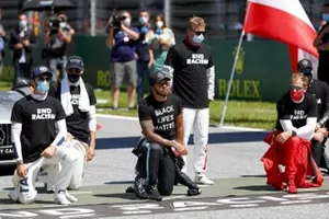 Nicholas Latifi, Williams Racing, George Russell, Williams Racing, Lewis Hamilton, Mercedes-AMG Petronas F1, Kimi Raikkonen, Alfa Romeo, Sebastian Vettel, Ferrari, and Valtteri Bottas, Mercedes-AMG Petronas F1, on the grid, taking the knee in support of the Black Lives Matter campaign