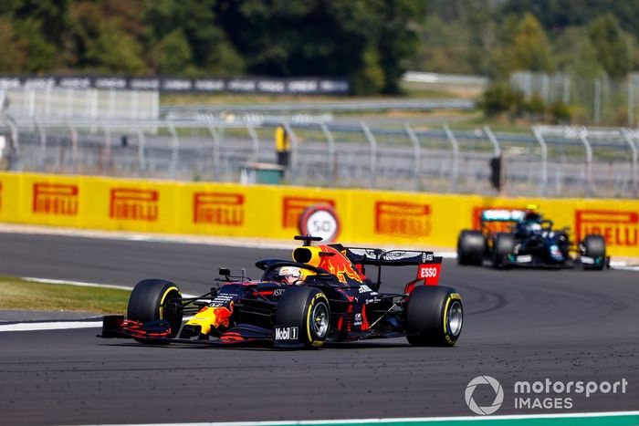 Valtteri Bottas, Mercedes F1 W11 y Max Verstappen, Red Bull Racing RB16 batalla por el liderato de la carrea