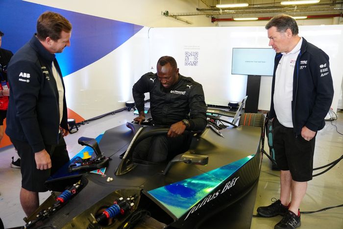 Usain Bolt prueba por primera vez el GENBETA de Fórmula E