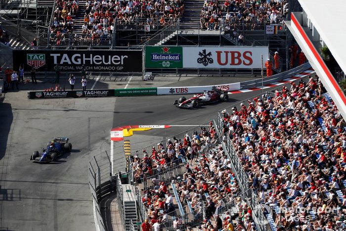 Nicholas Latifi, Williams FW44, Valtteri Bottas, Alfa Romeo C42