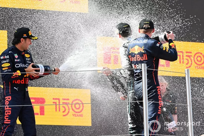 Podio: segundo lugar Sergio Pérez, Red Bull Racing y el ganador Max Verstappen, Red Bull Racing, tercer lugar George Russell, Mercedes-AMG