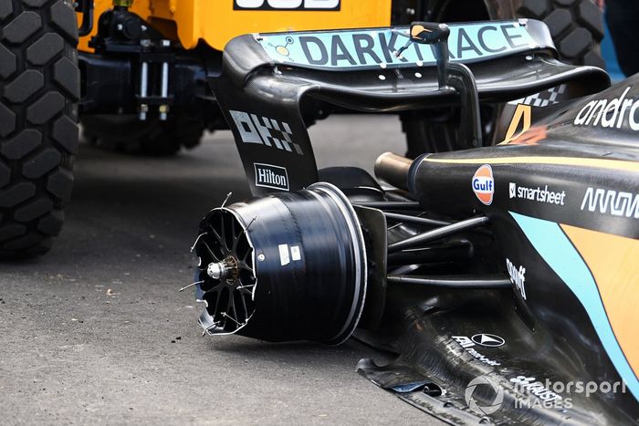 Daños en el coche de Lando Norris, McLaren MCL36, tras un accidente en carrera