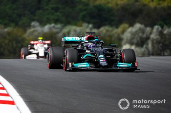 Hamilton nagy előnnyel nyitott az első szabadedzésen Verstappen és Leclerc előtt Törökországban