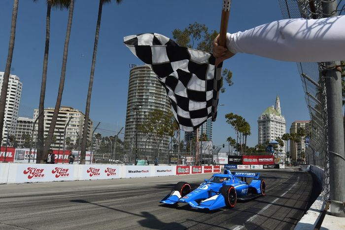 Alex Palou, Chip Ganassi Racing Honda toma la bandera a cuadros