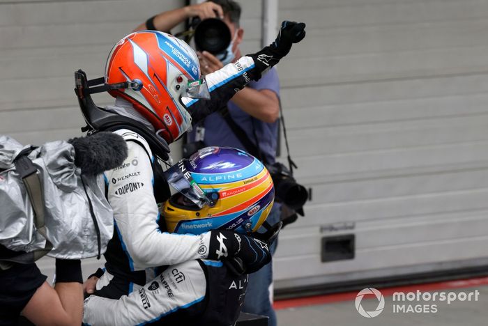 Fernando Alonso, Alpine F1, celebra con Esteban Ocon, Alpine F1, la 1ª posición, en el Parc Ferme