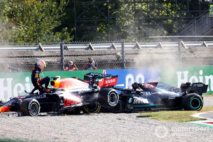 Max Verstappen, Red Bull Racing, se baja de su coche tras la colisión con Lewis Hamilton, Mercedes W12