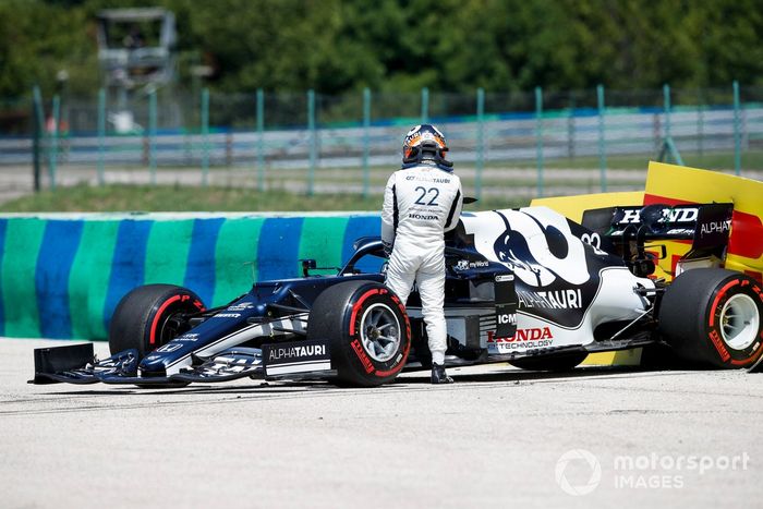 Yuki Tsunoda, AlphaTauri AT02, se baja de su coche tras hacer un trompo en los entrenamientos