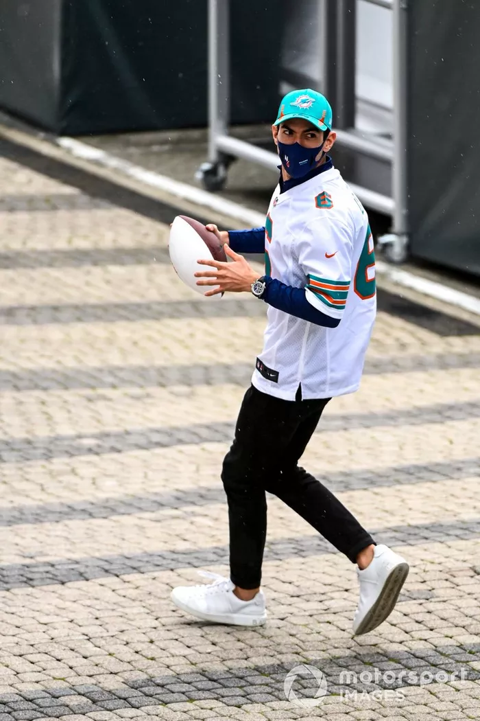 Nicholas Latifi, Williams juega a la NFL en el paddock