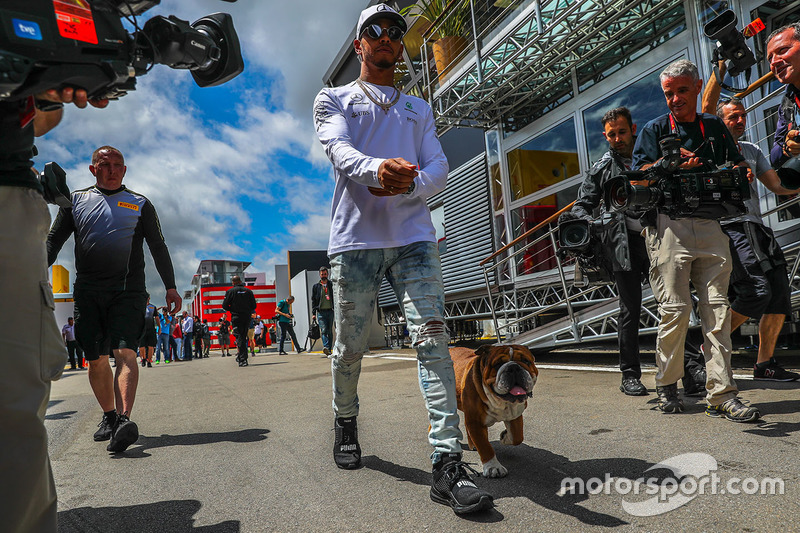 Lewis Hamilton, Mercedes AMG F1, mit Hund Roscoe