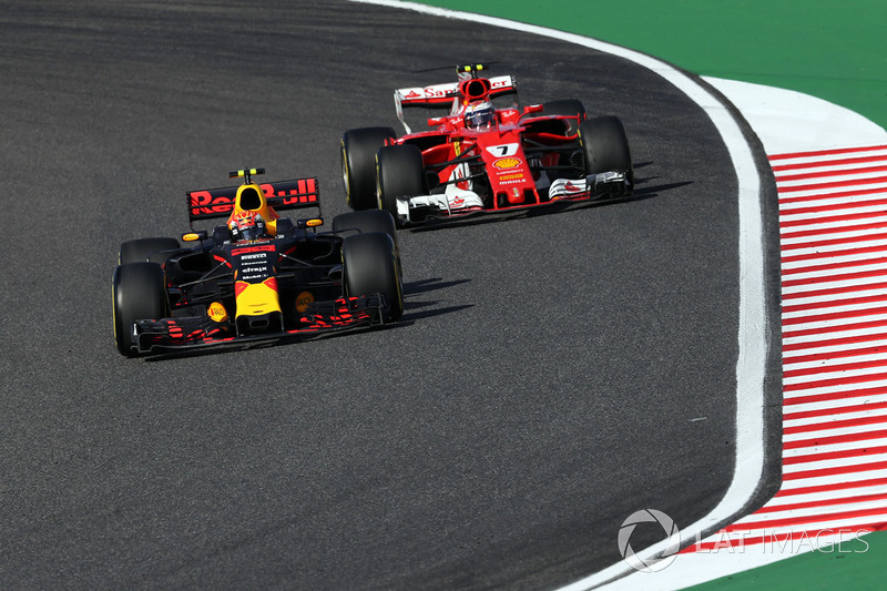 Max Verstappen, Red Bull Racing RB13 e Kimi Raikkonen, Ferrari SF70H lottano per la posizione
