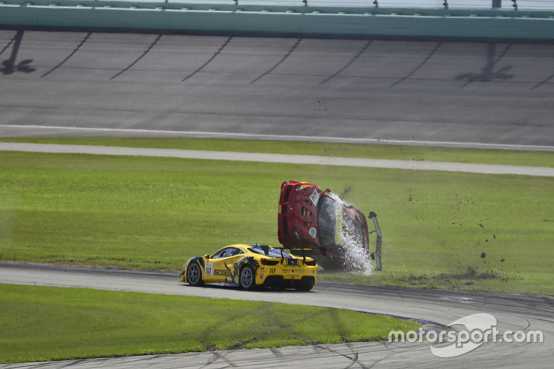 Авария: Жером Якалоне (№124, Ferrari of Long Island, Ferrari 488 Challenge)